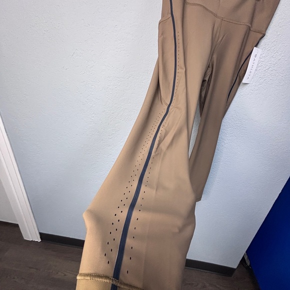 NWT Athleta Interval Stash Tipped Lasercut 7/8 leggings w/Pockets in Clay/Navy - Picture 7 of 12